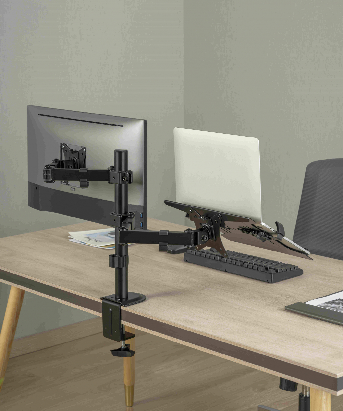 Monitorarm met laptopstandaard - draaibaar roteerbaar kantelbaar hoogte verstelbaar - 17 - 32 inch scherm - VDD Stage Monitorarm met laptopstandaard - draaibaar roteerbaar kantelbaar hoogte verstelbaar - 17 - 32 inch scherm - VDD Stage